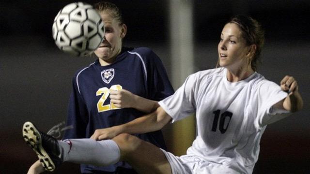 Who has the women’s top signing class?